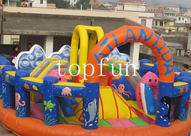 Công viên chủ đề bơm hơi màu xanh da trời và màu vàng cam với khâu bốn
