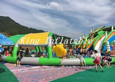 Công viên nước bơm hơi khổng lồ ngoài trời Đường kính 30m Máy thổi liên tục với cá sấu
