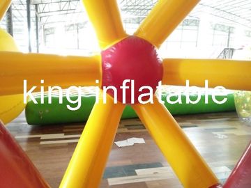 4m * 2,5m đi bộ trên đồ chơi nước thổi lên, con lăn nước bơm hơi PVC cho công viên nước