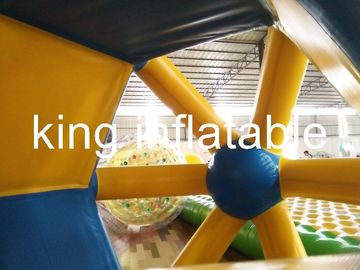 4m * 2,5m đi bộ trên đồ chơi nước thổi lên, con lăn nước bơm hơi PVC cho công viên nước