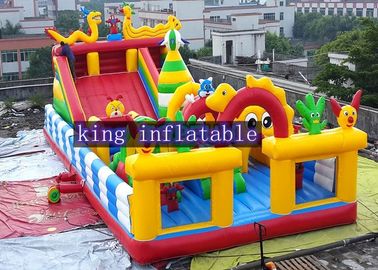 Công viên giải trí bơm hơi Disney với chuột Mickey và vịt Donald