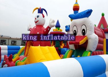 Công viên giải trí bơm hơi Disney với chuột Mickey và vịt Donald