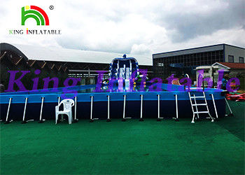 Công viên nước bơm hơi khổng lồ ngoài trời có cầu trượt và bể bơi trên mặt đất
