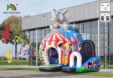 Lâu đài đầy màu sắc Circus Circus Nhảy với lâu đài