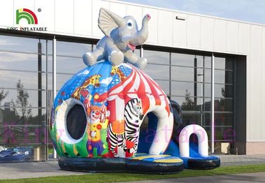 Lâu đài đầy màu sắc Circus Circus Nhảy với lâu đài