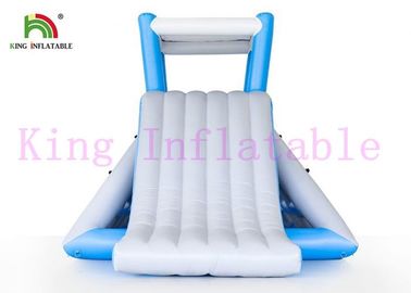 Chuyên nghiệp Đồ chơi nước màu xanh trắng bơm hơi Leo núi trượt với mái nhà
