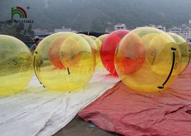 Quả bóng vàng đi bộ trên bóng nước cho trẻ em giải trí