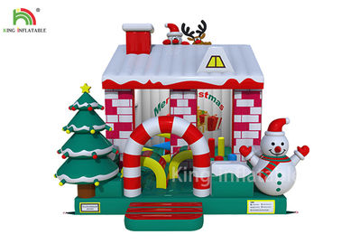 Ngôi nhà lâu đài Bouncy bơm hơi màu đỏ / trắng với cây thông Noel