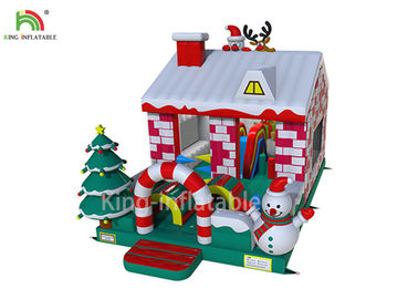 Ngôi nhà lâu đài Bouncy bơm hơi màu đỏ / trắng với cây thông Noel