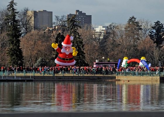 Sản phẩm quảng cáo bơm hơi ông già Noel thương mại lớn 10 m