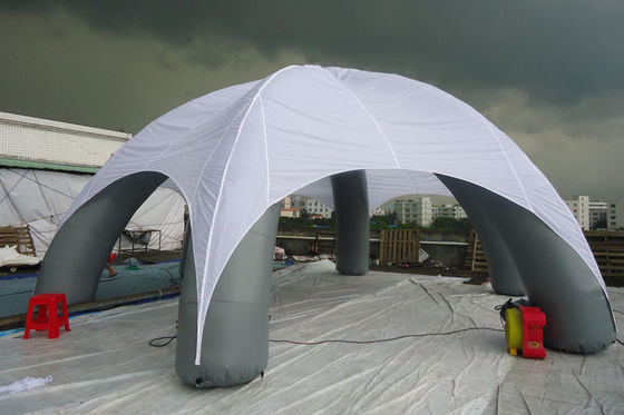 Lều sự kiện có thể bơm hơi PVC tùy chỉnh với mái nhà in màu trắng để quảng cáo